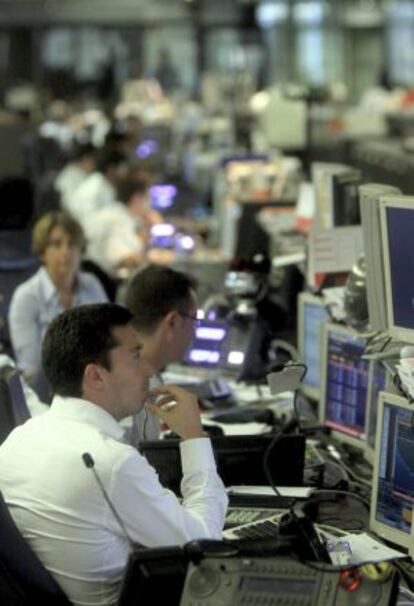 Operadores de bolsa en un banco de Milán, Italia.