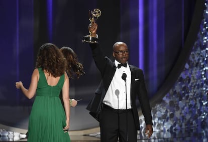 Courtney B. Vance acepta el Emmy a Mejor actor principal de serie limitada por 'American Crime Story: The People vs. O.J. Simpson' por su papel como el abogado de la defensa del jugador de fútbol. Pese a ser un veterano de la televisión, este es el primer Emmy para el marido de Angela Bassett.