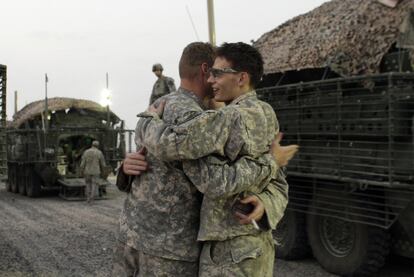 Dos soldados estadounidenses celebran el fin de su servicio en Irak.