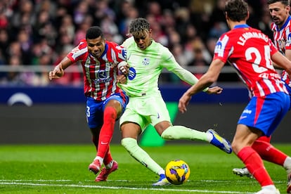 Reinildo y Lamine Yamal en acción durante el encuentro entre Atlético de Madrid y Barcelona este domingo.