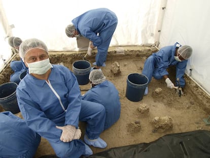 Julio Mercader, en primer plano, junto al resto de su equipo en Olduvai