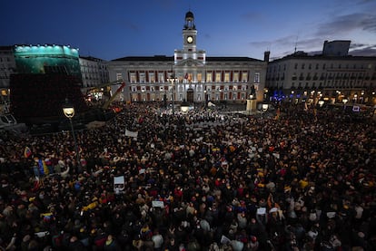 Cientos de personas durante la concentracin contra el rgimen de Nicols Maduro, en la Puerta del Sol de Madrid. 