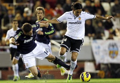 Xabi Alonso con el centrocampista argentino del Valencia, Tino Costa.