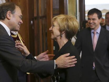 El presidente del Senado, P&iacute;o Garc&iacute;a Escudero, saluda a la portavoz de UPyD, Rosa D&iacute;ez hoy en el Congreso. 