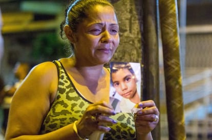 La madre de Eduardo Jesus Ferreira con una foto de su hijo.