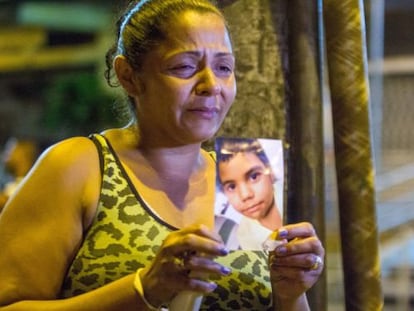 La madre de Eduardo Jesus Ferreira con una foto de su hijo.