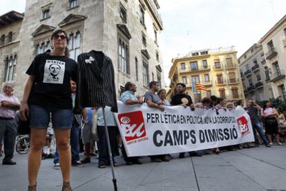 Un centenar de personas pidió ayer la dimisión de Camps ante el Palau de la Generalitat.