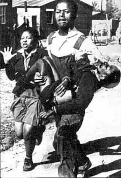 Antoinette Peterson y su hermano Hector, llevado en brazos por Mbuyisa Makhubo, en una fotografía tomada en Soweto el 16 de junio de 1976.