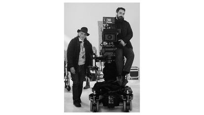 Ed Lachman (izquierda) junto al director Pablo Larraín, durante el rodaje de 'El Conde' (dir. Larraín, 2023).