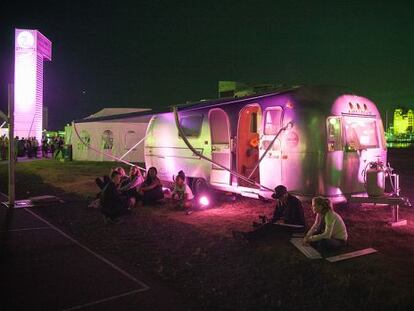 Ambiente nocturno del festival de Øya, una de las citas más populares del verano en Oslo.