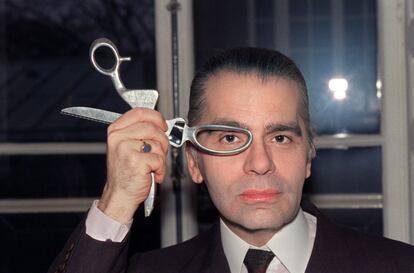 El diseñador alemán posa con unas tijeras en su estudio de moda, en 1987.