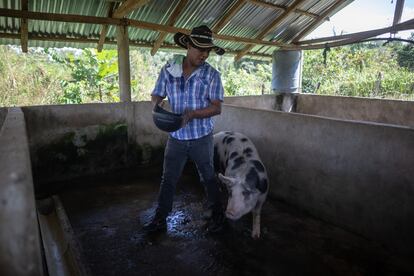 Jonn Eduard , excocalero y campesino colombiano