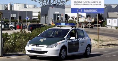 Un coche de la Guardia Civil a la salida de la planta, en septiembre de 2015.