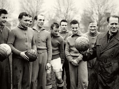 Sepp Herberger con un grupo de seleccionados, entre ellos un jovencísimo Uwe Seeler, de pantalón corto.