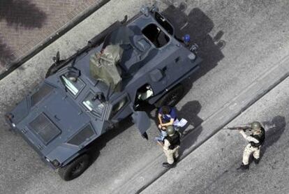 La Guardia Nacional de Bahréin detiene al periodista Delmar-Morgan del <i>Wall Street Journal</i> en la plaza de la Perla de Manama tras el desalojo que costó la vida a cinco personas.