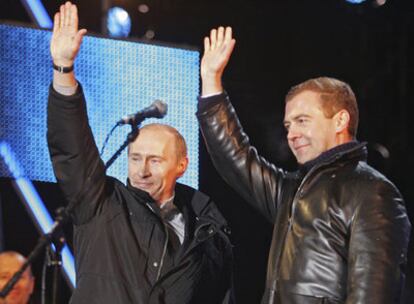 El presidente ruso, Vladímir Putin, y su delfín, Dmitri Medvédev, saludan a la multitud en una fiesta electoral anoche en Moscú.