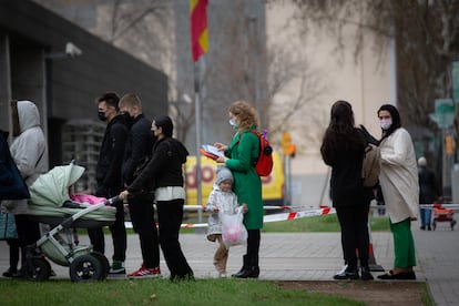 Un grupo de refugiados ucranianos esperan para iniciar los trámites necesarios tras su llegada a España, en la comisaría de Policía Nacional de La Verneda, a 17 de marzo de 2022, en Barcelona.