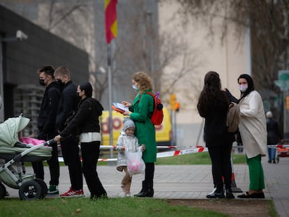 Un grupo de refugiados ucranianos esperan para iniciar los trámites necesarios tras su llegada a España, en la comisaría de Policía Nacional de La Verneda, a 17 de marzo de 2022, en Barcelona.