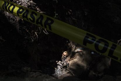 Con la colaboración de un asesino confeso, el ingeniero Israel Ticas exhuma a dos cadáveres asesinados por arma de fuego y un cuchillo llamado "corbo" . La razón por la que fueron asesinados es que pertenecían a una pandilla opuesta.