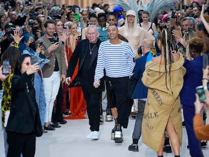 Jean Paul Gaultier y Olivier Rousteing, tras el desfile de alta costura de Jean Paul Gaultier, el 6 de julio de 2022 en París.