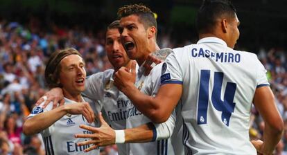 Ronaldo celebra su primer gol con sus compañeros del Madrid.
