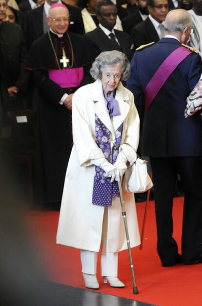 La reina Fabiola atiende a una misa en la catedral de Bruselas para celebrar el Día Nacional de Bélgica.