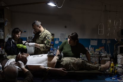 Hospital de campaña donde atienden a un militar herido en el frente de Luganks, en el Donbas, el 12 de mayo. 