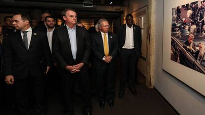 Bolsonaro e ministros visitam museu em Dallas sobre o assassinato de Kennedy.