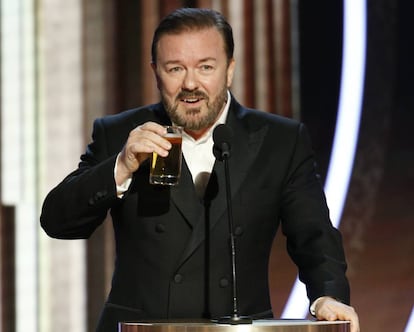 Ricky Gervais presentando la gala de los Globos de Oro de 2020 en el hotel Beverly Hilton de Los Ángeles. Hacerlo con una cerveza es marca de la casa desde 2010, año en que presentó la primera de sus cinco galas. 