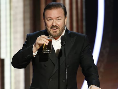 Ricky Gervais presentando la gala de los Globos de Oro de 2020 en el hotel Beverly Hilton de Los Ángeles. Hacerlo con una cerveza es marca de la casa desde 2010, año en el que se hizo cargo de la primera de sus cinco galas. Asegura que esta ha sido la última.