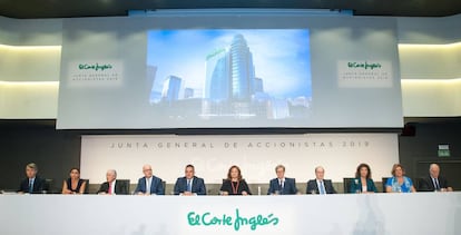 El consejo de administración de El Corte Inglés, presidido por Marta Álvarez, durante la junta general de accionistas celebrada hoy en Madrid.