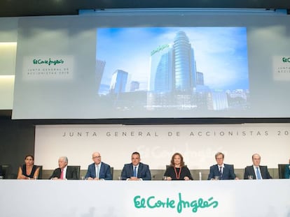 El consejo de administración de El Corte Inglés, presidido por Marta Álvarez, durante la junta general de accionistas celebrada hoy en Madrid.