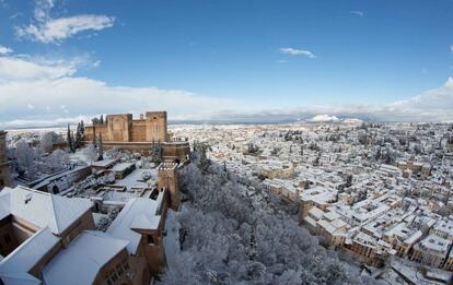 Panorámica de la ciudad de Granada vista desde la Torre de Comares de la Alhambra después de la intensa nevada caída a primera hora de la mañana.