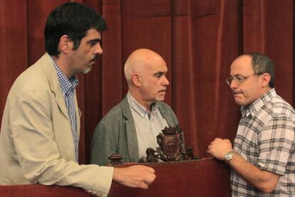 Izagirre (a la derecha) conversa ayer con los peneuvistas Eneko Goia (izquierda) e Iñaki Gurrutxaga.