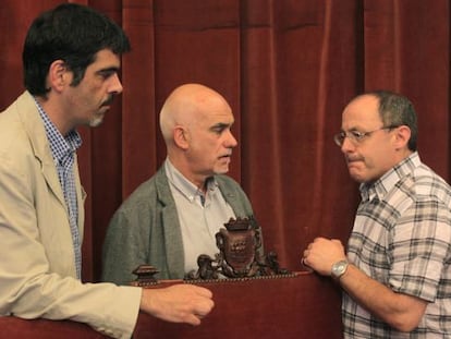 Izagirre (a la derecha) conversa ayer con los peneuvistas Eneko Goia (izquierda) e Iñaki Gurrutxaga.