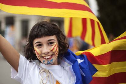 Una nena equipada amb els símbols independentistes.