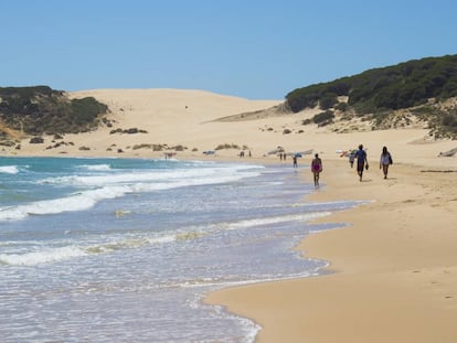 Las 10 playas kilométricas más bonitas de España, según los lectores de ‘El Viajero’