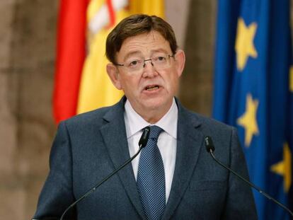 El presidente de la Generalitat, Ximo Puig, durante la rueda de prensa que ha ofrecido hoy y en la que ha anunciado que la Comunitat Valenciana va a adelantar el toque de queda a las diez de la noche; la hostelería cerrará a las cinco de tarde; se van a confinar 26 municipios por catorce días, y se prorrogará el confinamiento perimetral de la región hasta el 31 de enero