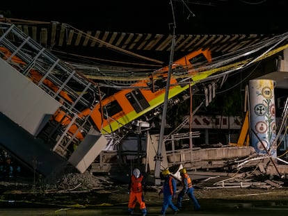 Bomberos y elementos de protección civil en labores de rescate ante el colapso del metro de la línea 12 en Ciudad de México, el 4 de mayo de 2021.