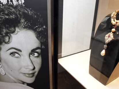 La perla <i>Peregrina,</i> que los herederos de Liz Taylor sacan a subasta, fotografiada ayer en la