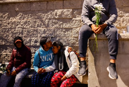 Migrantes se abrazan afuera del Instituto Nacional de Migración en Ciudad Juárez, Chihuahua.
