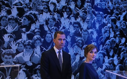 Felipe VI y la reina Letizia, durante su visita a la exposición del 40º aniversario de EL PAÍS.