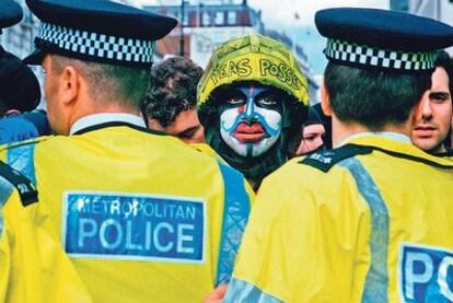 Un participante en las revueltas de Londres en agosto.