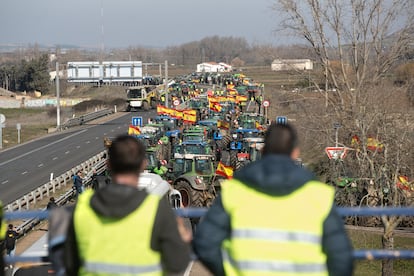 Manifestación de agricultores en la A-66, a la altura de Zamora.