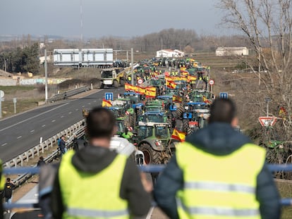 La A-66, a la altura de Zamora, cortada por los tractoristas.