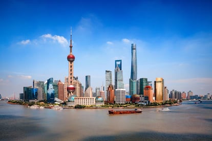 Vista del skyline de Shanghái y el río Huangpu, en China. 