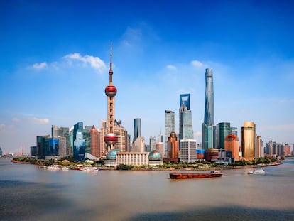 Vista del skyline de Shanghái y el río Huangpu, en China. 