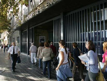 Entrada de la Escuela Oficial de Idiomas de Valencia.