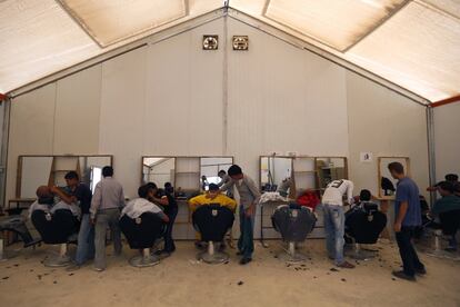 Un barbero refugiado enseña a cortar el pelo a voluntarios en un centro del Consejo Noruego para el Refugiado, en el campo de Zaatari en septiembre de 21014.