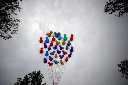 Globos en forma de Mickey Mouse durante la apertura del Shanghai Disney Resort de China.